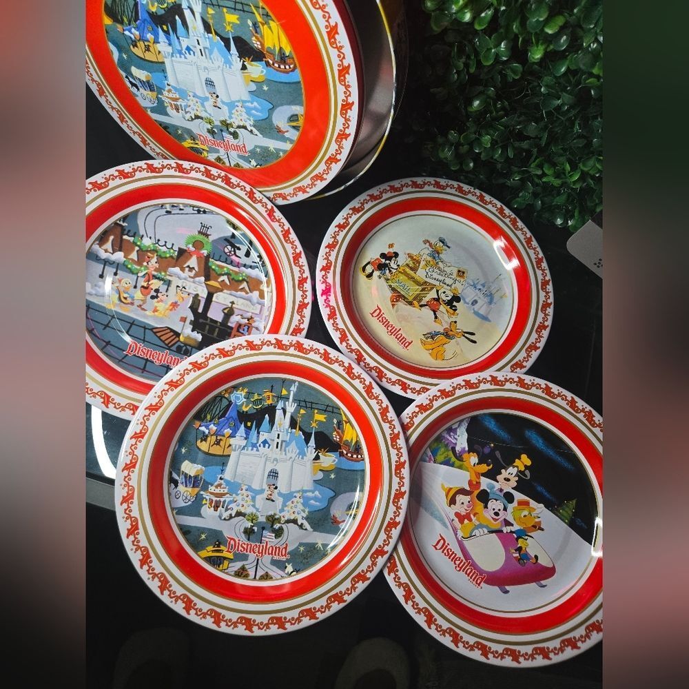 Set of 4 Disneyland Resort Exclusive 2007 Collectible Christmas Plates with Tin‎